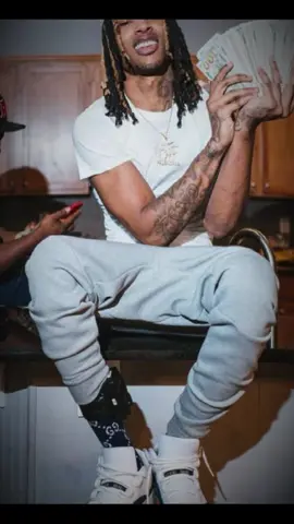 King Von (tên thật là Dayvon Daquan Bennett, sinh ngày 9/8/1994 tại Chicago, Illinois – mất ngày 6/11/2020 tại Atlanta, Georgia) là một rapper người Mỹ, nổi tiếng với phong cách drill của Chicago. Anh có cuộc đời khá đặc biệt, nhiều thăng trầm 	•	Lớn lên ở khu O’Block (Parkway Gardens, Chicago) – một trong những khu vực nguy hiểm nhất thành phố. 	•	Cha mất khi anh còn nhỏ, mẹ một mình nuôi con. 	•	Từ nhỏ đã chứng kiến bạo lực, súng đạn, băng đảng, điều này ảnh hưởng mạnh đến lối sống và âm nhạc sau này. Ngày 6/11/2020, King Von bị bắn chết trong một vụ xung đột bên ngoài hộp đêm ở Atlanta.   Người đã từng tiễn 11 người về với chúa😘 #kingvon #o’block #jetjet #chicago