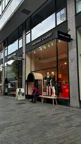 Fabienne Chapot is geen winkel waar je zomaar even binnenloopt. Het is een kleurrijke beleving. Elke collectie barst van de in-house ontworpen prints, handgemaakte details en rijke kleuren die meteen vrolijk maken. Het merk ademt Boldly Feminine: gedurfd, vrouwelijk en altijd met de bedoeling dat jij je sterk en zelfverzekerd voelt. Geboren in Amsterdam, met een authentiek verhaal, een liefde voor goede vibes en oog voor duurzaamheid. Ja, ze zijn zelfs B Corp, dus je shopt hier met een goed gevoel. Een eigenzinnige parel die Rotterdam Centrum net dat beetje extra geeft. We zijn benieuwd wat jouw eerste keuze wordt! 📍@FabienneChapot – Meent 124 #RotterdamCentrum #FabienneChapot #shoptillyoudrop #fashion #boldlyfeminine    