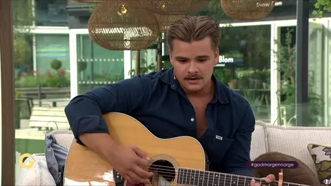 Fekk lyga litt og spela litt «Hymne» på tven idag tidlig. Føltes godt!  #norskcountry #tvshow #fyp #newmusic #songwriter 