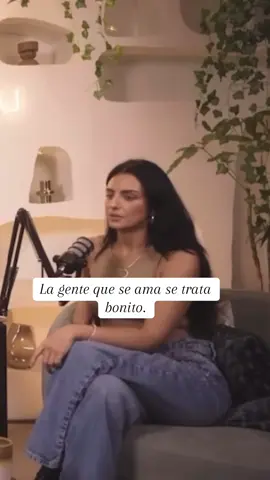La gente que se ama se trata bonito. Amar no es herir ni maltratar, es cuidar, respetar y construir un espacio seguro donde ambos puedan crecer. Si al amor le quitas el buen trato… entonces, ¿qué queda? #amar #relaciones #reflexion #mujeres #familia 