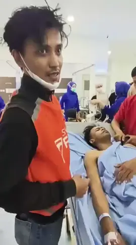 info kondisi ojol yang terlindas dalam aksi hari ini.... alhamdulillah semoga cepat sembuh dan diberikan kekuatan pak ojol  #ojol #gojek #grab #hoax 