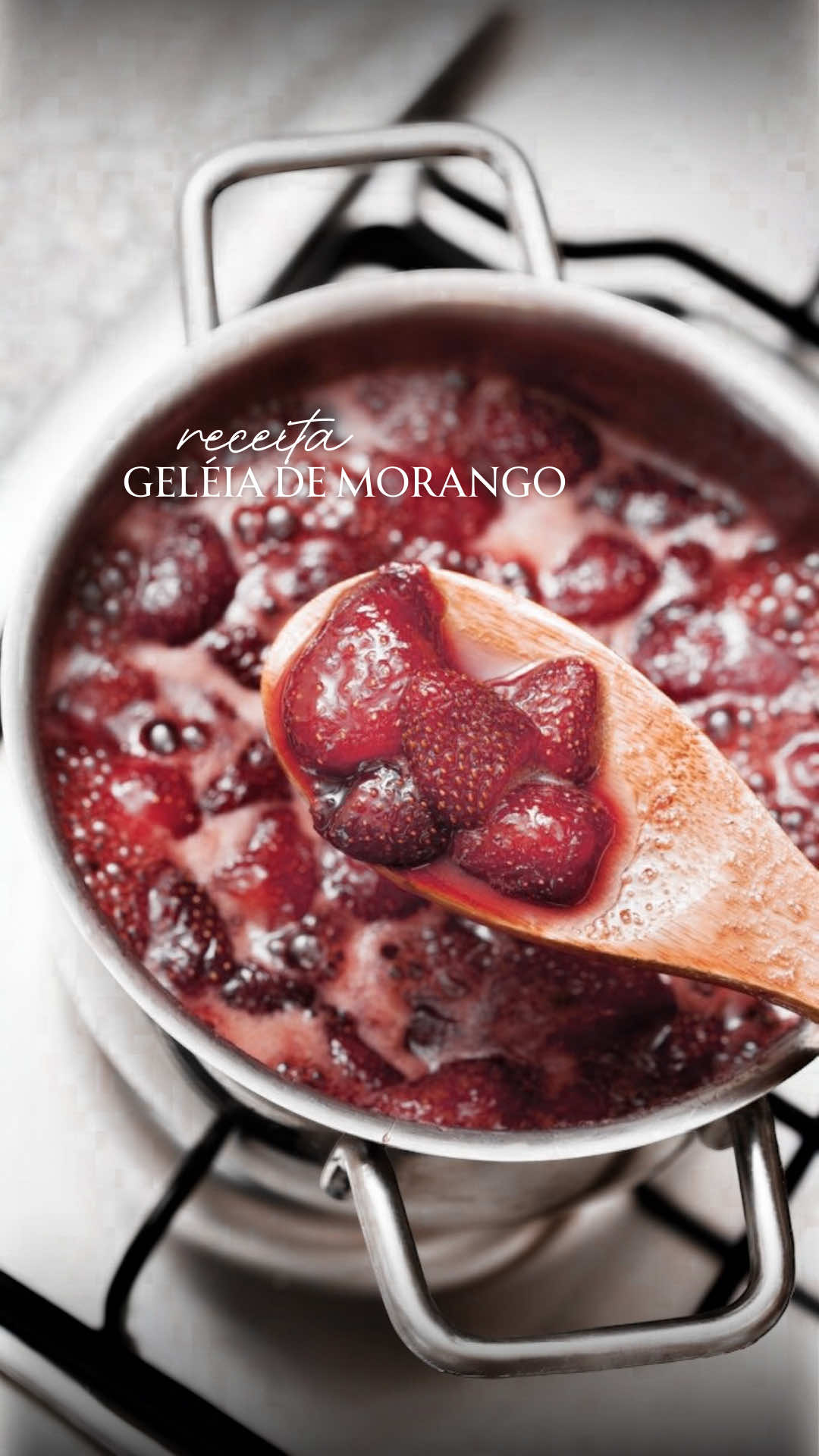 Geléia de morango caseira para os seus doces ❤️ 🍓  . Receita 👇🏼 1kg de morango congelado  1 xic e meia de açúcar  Gotas de limão . #receita #geleiasartesanais #geleiademorango #confeitaria #confeiteira     