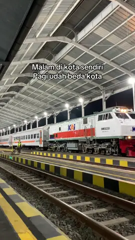 Malamnya masih di kota sendiri pagi udah di kota orang ,kerjaan siapa tuh#keberangkatankereta #vibeskereta #fyppppppppppppppppppppppp #story #keretaapiindonesia 