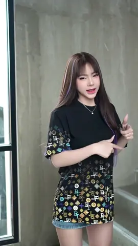 ชอบเสื้อสีไหนก็เลือกเอาแต่ถ้าชอบเราก็มาดิค้าบ🖤🤍 #มินนะมินนี่ @บันเทิงกาญจนบุรี 