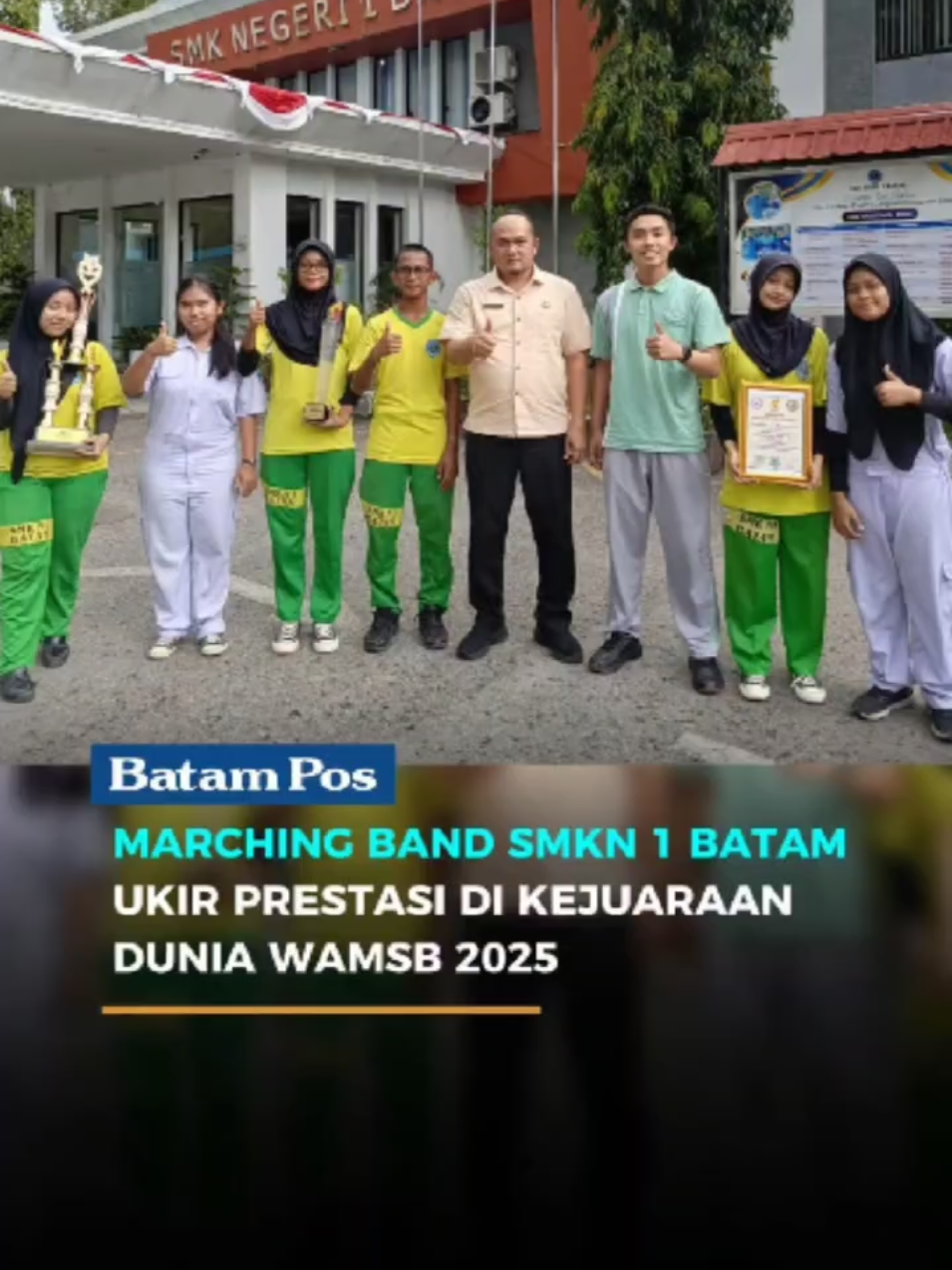 Simphoni Fortesumo Marching Band SMKN 1 Batam sukses mengharumkan nama Batam dan Indonesia di ajang bergengsi World Association Marching Show Band (WAMSB) 2025 yang digelar di Jakarta International Velodrome, Jakarta Timur, pada 8–10 Agustus 2025. Kejuaraan tingkat dunia ini diikuti berbagai negara, termasuk Polandia, Taiwan, Thailand, Malaysia, dan Indonesia sebagai tuan rumah. Dalam kejuaraan ini, Simphoni Fortesumo tampil di empat mata lomba resmi, yaitu Colour Guard Contest, Drum Battle, Street Parade, dan Music Analysis and Visual Movement. Hasilnya, mereka berhasil meraih sederet prestasi membanggakan, termasuk Juara 1 Colour Guard Contest Divisi Senior dan Juara 1 Colour Guard Contest Divisi Open Class. Tak hanya itu, tim ini juga meraih peringkat 4 Drum Battle, peringkat 5 Street Parade, peringkat 2 Music Analysis and Visual Movement, serta prestasi di babak prelims Drum Battle. Kepala SMKN 1 Batam, Deden Suryana, M.Pd, mengaku bangga dengan capaian para siswa. “Ini bukti kerja keras, disiplin, dan semangat luar biasa dari anak-anak kami. Sekolah akan terus mendukung pengembangan bakat mereka agar mampu bersaing di tingkat nasional maupun internasional,” ujarnya. Pembina sekaligus pelatih marching band, Rizky Armando, mengungkapkan bahwa persiapan intensif dilakukan sejak Oktober 2024. “Kami berlatih hampir setahun penuh. Dukungan sekolah, orang tua, dan kerja keras para siswa menjadi kunci utama keberhasilan ini,” katanya. Reporter & video : Eusebius Sara Editor : Welly Abenk #beritabatam #marchingband #smkn1 