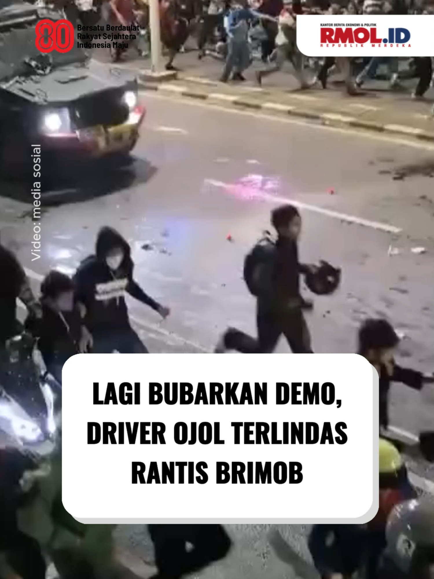 Lagi Bubarkan Demo, Driver Ojol Terlindas Rantis Brimob Kendaraan taktis (rantis) Brimob terekam melindas driver ojek online saat penguraian massa pasca demo DPR di kawasan Pejompongan, Jakarta Pusat, Kamis malam, 28 Agustus 2025. Dalam video yang beredar tampak driver ojol terseret hingga terlindas rantis.  Massa di lokasi langsung bereaksi dengan memukul kendaraan. Rantis yang dikerumuni massa langsung melaju meninggalkan tempat kejadian. Hingga berita ini diturunkan redaksi tengah mengkonfirmasi pihak berwenang untuk memastikan kondisi driver ojol yang terlindas kendaraan taktis brimob tersebut. Video Editor: Pondra Irawan #rmol #rmolid #republikmerdekaonline #demodpr #ojolindonesia #ojol #ojekonline #brimob #polri