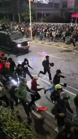 detik2 ojol kelindes mobil brimob demo-28-08-2025