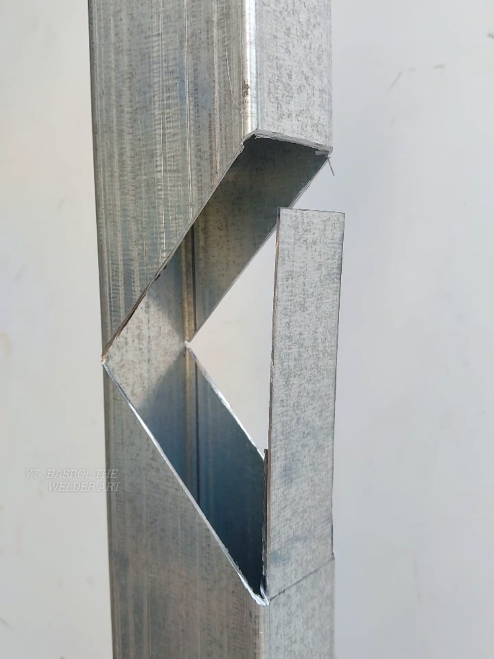 A clever trick idea for joining 90 degree corners without welding