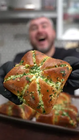 Sweet & Savory Garlic Bread with @KING’S HAWAIIAN #foodtiktok #kingshawaiianpartner 