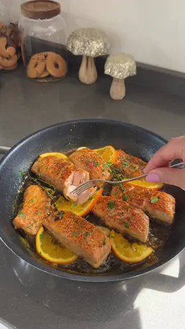 Filetti di salmone all’arancia 🌱 Ingredienti ⬇️ - filetto di salmone  - olio extravergine d’oliva - Uno spicchio d’aglio - Timo fresco - sale e mix pepe - succo di un’arancia - fettine di un’arancia ————————— Procedimento  	-	In una padella, scalda un filo d’olio d’oliva a fuoco medio. 	-	Adagia i filetti di salmone nella padella e condisci con sale e pepe misto. 	-	Cuoci i filetti per circa 3-4 minuti per lato, fino a quando saranno dorati. 	-	Aggiungi l’aglio e il timo fresco, lasciandoli insaporire per qualche secondo. 	-	Versa il succo di un’arancia e lascia cuocere per altri due minuti, fino a quando il sughetto si sarà leggermente ristretto. 	-	Infine, aggiungi le fette di un’arancia e lascia insaporire per un minuto prima di servire.🌸 . فيليه السلمون مع البرتقال 🌱 المكونات⬇️ - فيليه سمك السلمون  - زيت زيتون بكر ممتاز - فص من الثوم - زعتر طري - ملح و ابزار ( ممكن اضافة اي نوع من التوابل تحبين) - عصير برتقالة واحدة - شرائح برتقالة ————————— إجراء  	- في مقلاة، سخني القليل من زيت الزيتون على نار متوسطة. 	- ضعي شرائح السلمون في المقلاة وتبليها بالملح والفلفل. 	- اطهي شرائح الفيليه لمدة 3-4 دقائق لكل جانب، حتى تصبح ذهبية اللون. 	- أضيفي الثوم والزعتر  واتركيهما ليتشربا النكهة لعدة ثواني. 	- يُسكب عصير البرتقال ويُترك على نار خفيفة لمدة دقيقتين إضافيتين، حتى تقل الصلصة قليلًا. 	- وأخيرًا، أضيفي شرائح البرتقال واتركيها لتاخذ نكهة البرتقال لمدة دقيقة قبل التقديم.🌸 . . #Recipe #cucina #salmon 