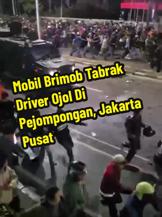 Kamis malam, 28 Agustus 2025, detik-detik mobil Brimob menabrak driver ojol di jalan raya Pejompongan, Jakarta Pusat. Mobil Brimob pun dikejar oleh massa. Mohon berhati-hati. #demoburuh #pejompongan #jakartapusat #polisi #brimob    ----- Ikuti akun kami untuk update informasi terkini Jakarta dan sekitarnya -----