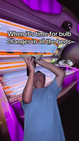Every tanning salon employee should relate to this crashout moment 🤣💜 #tanningbeds #newbulbs #uv #crashout 