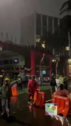kondisi terkini di mako brimob kwitang usai paska kejadian follow akun ini supaya kalian tidak ketinggalan live aksi demo di gedung DPR. aksi demo ini di hadiri oleh: Mahasiswa Buruh Ojol Anak anak STM atau pelajar aksi 28 Agustus 2025 bakalan lebih ramai lah di gedung DPR di bandingkan hari sebelum nya yaitu hari Senin 25 Agustus 2025 Ramaikan gedung DPR/MPR hari ini etap jaga keselamatan dalam melakukan aksi semangat harus fyp masuk beranda viral live dpr #demo #gedungdpr #fypviral #fyppage #28agustus2025 