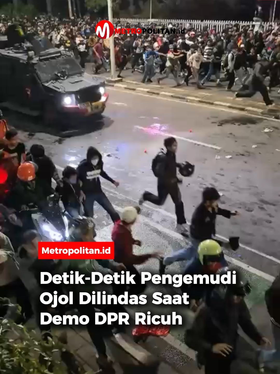 Tragedi terjadi di kawasan Pejompongan, Jakarta Pusat, Kamis (28/8/2025). Seorang pengemudi ojek online (ojol) terlindas kendaraan taktis (rantis) saat kericuhan demonstrasi di sekitar Gedung DPR. Peristiwa bermula ketika rantis  bergerak membubarkan massa. Pengemudi ojol yang saat itu berada di lokasi ikut terdorong hingga masuk ke bawah kendaraan.  Saksi mata menyebut massa berusaha menghentikan laju rantis, namun mobil tetap berjalan hingga ban belakang melindas korban. Hingga kini, pihak kepolisian belum memberikan keterangan resmi terkait insiden  tersebut. 🎥: Kiriman Warga #metropolitanid #bacametropolitan #demodprricuh #aksi28agustus #ojoldilindasrantis