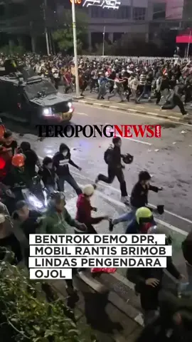 TEROPONGNEWS.COM, JAKARTA – Kendaraan taktis (Rantis) milik Brimob tertangkap kamera melindas seorang pengendara ojek online (Ojol) pada demo hari ini di kawasan Pejompongan, Jakarta Pusat, Kamis (28/8/2025). Dihimpun dari rekaman video yang dibagikan akun Instagram @Kolektifa, insiden itu bermula saat ratusan massa aksi berlarian setelah dihujani tembakan gas air mata oleh aparat kepolisian. Ditengah kericuhan itu, tampak mobil rantis milik Brimob melaju dengan kecepatan penuh untuk mengurai massa aksi. Massa yang melihat segera menyingkir dari jalan. Naas seorang pengendara ojol yang tak sempat menghindar terlindas sejauh kurang lebih 10 meter oleh amukan mobil rantis tersebut. Parahnya, bukannya menepi pengemudi mobil justru menginjak pedal gas hingga membuat korban tergilas roda depan dan belakang. Mengetahui insiden itu, ratusan massa aksi langsung menghujani mobil rantis tersebut dengan benda keras. Usai kejadian, korban terlihat lunglai dan segera di evakuasi ke rumah sakit terdekat menggunakan sepeda motor. 28/08/2025 #beritaterkini #demo #jakarta #gojek #korban 