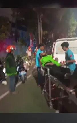 Detik-detik gojek terlindas saat kejadian “demo” Cr dm #justice #demo #jakarta #tabrakan #terlindas 