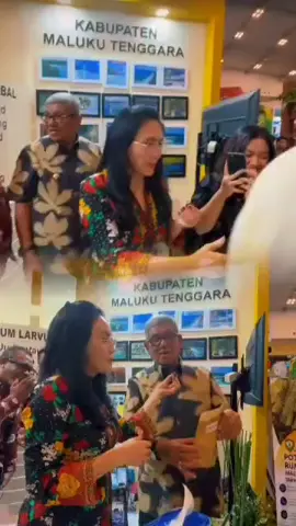 Rieke diah pitaloka, artis/anggota DPRI Bersama Bupati Malra Muhamad Thaher Hanubun