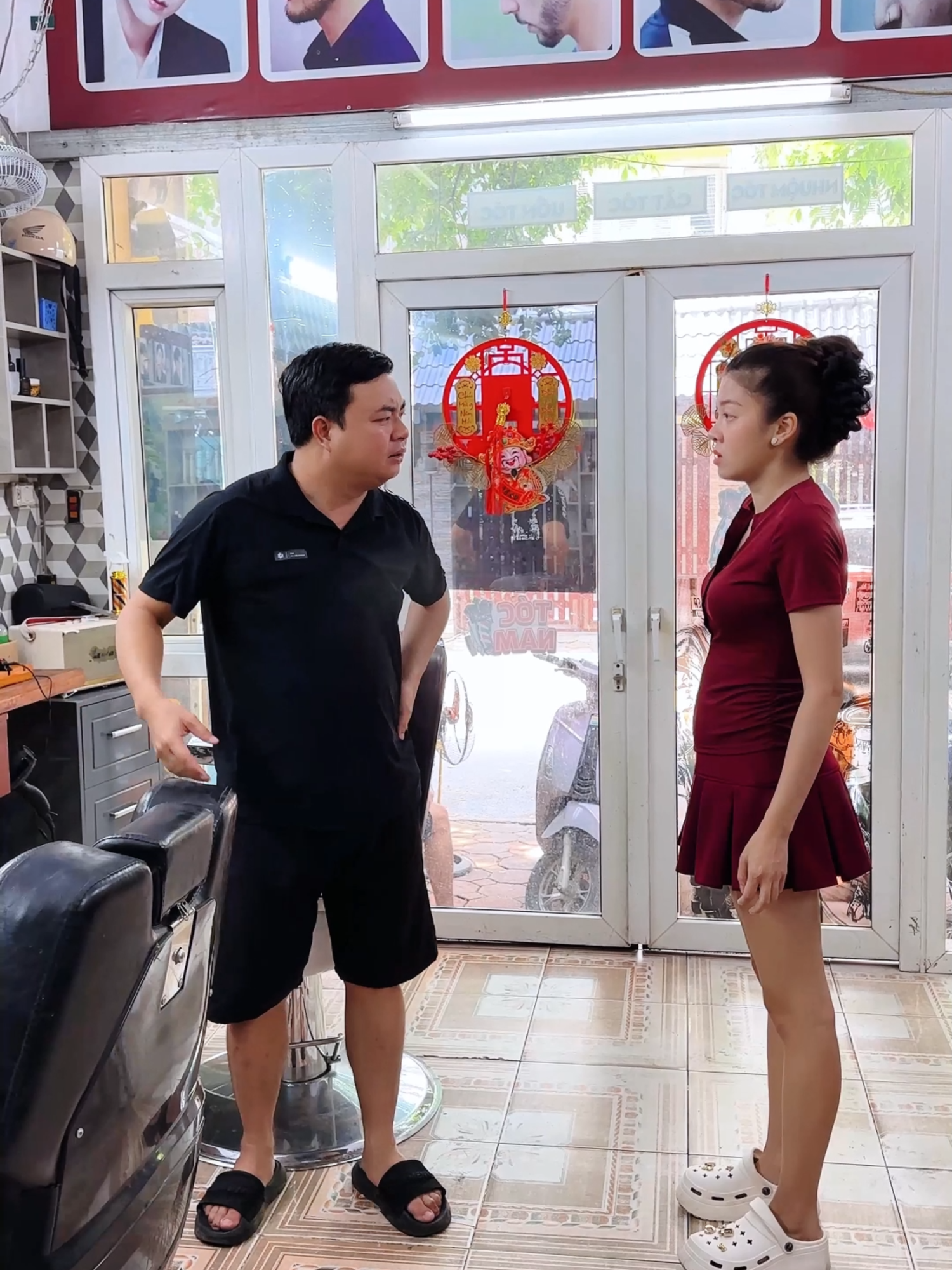 Chỗ người ta buôn bán làm ăn lại đi vào mượn cái này mượn cái kia, hãm thế không biết ! #HaiTruongGiang #tgmedia