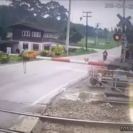 ขับขี่ดูไม้กันรถไฟฟ้าด้วย#นาทีชีวิต 
