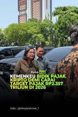 Kementerian Keuangan menargetkan penerimaan pajak pada 2026 mencapai Rp2.357,71 triliun, naik 13,5% dibanding target APBN 2025 sebesar Rp2.076,9 triliun. Salah satu sumber penerimaan yang dibidik pemerintah adalah pajak aset kripto yang kini diperlakukan sebagai instrumen keuangan. Staf Ahli Menteri Keuangan Bidang Kepatuhan Pajak, Yon Arsal, menjelaskan penyesuaian pajak kripto diatur dalam Peraturan Menteri Keuangan (PMK) Nomor 50 Tahun 2025. Aturan ini menyusul perubahan pengawasan aset digital yang kini berada di bawah Otoritas Jasa Keuangan (OJK) setelah sebelumnya diawasi Badan Pengawas Perdagangan Berjangka Komoditi (Bappebti). “Kalau sebelumnya kripto ini kita kenakan pajak, ada dua jenis pajak, yaitu untuk PPh dan PPN karena di bawah Bappebti dia dianggap sebagai komoditas, maka tentu ada PPN. Sekarang kripto mempunyai kesetaraan dengan instrumen keuangan yang lain sehingga administrasi perpajakannya juga diatur berbeda,” kata Yon dalam webinar Ikatan Sarjana Ekonomi Indonesia (ISEI), Kamis (28/8/2025). Dalam aturan baru, Pajak Pertambahan Nilai (PPN) atas transaksi kripto dihapus. Sebagai gantinya, pemerintah menetapkan Pajak Penghasilan (PPh) Pasal 22 final sebesar 0,21% untuk transaksi melalui Penyelenggara Perdagangan Melalui Sistem Elektronik (PPMSE) dalam negeri, serta 1% untuk transaksi melalui PPMSE luar negeri maupun penyetoran mandiri. Sementara penambangan kripto akan dikenakan tarif pajak umum mulai tahun fiskal 2026. Ketentuan tersebut berbeda dari aturan sebelumnya yang mengenakan PPh 22 final 0,1% untuk transaksi melalui exchange terdaftar di Bappebti dan 0,2% untuk yang tidak terdaftar. Selain itu, transaksi kripto sebelumnya juga dipungut PPN masing-masing 0,11% dan 0,22%. Yon menambahkan, pajak kripto hanya salah satu instrumen ekstensifikasi penerimaan negara. Kementerian Keuangan juga menyiapkan implementasi Sistem Coretax untuk memperluas basis pajak melalui pertukaran data lintas sistem. Direktorat Jenderal Pajak turut memperkuat joint program pengawasan, pemeriksaan, hingga peningkatan kepatuhan wajib pajak. Dari sisi kepabeanan dan cukai, strategi diarahkan pada optimalisasi Cukai Hasil Tembakau, ekstensifikasi Barang Kena Cukai (BKC), serta intensifikasi Bea Masuk dan Bea Keluar guna mendukung program hilirisasi. Adapun penerimaan negara bukan pajak (PNBP) diperkuat lewat integrasi Sistem Informasi Minerba (SIMBARA) dan perbaikan tata kelola. source : investing.com #srimulyani #kementriankeuangan   #crypto #ratupajak 
