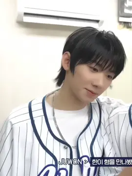 POV: Yung nagpasulyap-sulyap ka kay crush pero si hani kalaban mo? 👀 Sino yan hani, sinooo? - Eh sino pa ba? 🤷🏻‍♀️ I can't with his awra here, kinikilig ako soafer fogiiii 😭 #AHOF #아홉 #parkhan #fyp #haneulz 
