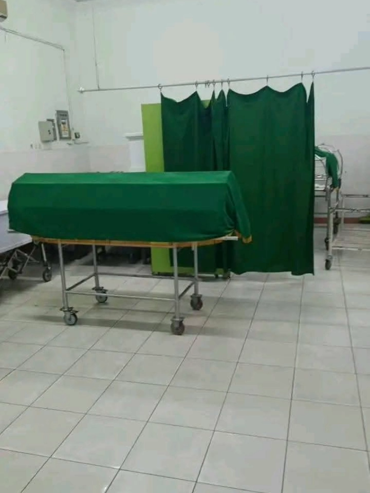 Semoga tenang disana Affan Kurniawan Seorang pengemudi ojek online (ojol) dilaporkan tewas setelah terlindas kendaraan taktis milik Brimob dalam insiden kericuhan antara demonstran dan aparat kepolisian di kawasan Pejompongan, Tanah Abang, Jakarta Pusat, pada Kamis malam (28/8/2025). Dalam rekaman video amatir yang beredar, terlihat massa berhamburan saat mobil taktis Brimob melaju kencang untuk membubarkan kerumunan di dekat sebuah gereja. Di saat bersamaan, korban terlihat terjatuh ke jalan dan tergilas oleh kendaraan tersebut. Korban sempat menoleh ke arah mobil sebelum akhirnya terlindas. Meskipun warga berteriak saat insiden terjadi dan kendaraan sempat berhenti sejenak, mobil Brimob tersebut kembali melanjutkan laju dan kembali menggilas tubuh korban yang sudah terkapar di aspal. Warga di sekitar lokasi sempat berusaha memberi pertolongan, dan korban kemudian dilarikan ke Rumah Sakit Pelni. Sayangnya, korban dinyatakan meninggal dunia tak lama setelah dibawa ke rumah sakit. #ojol #demo #demodpr #dpr