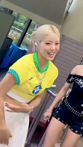 a #SUNHYE com a camisa do Brasil aa  #youngposse#fyp#contadefancam#brasil 