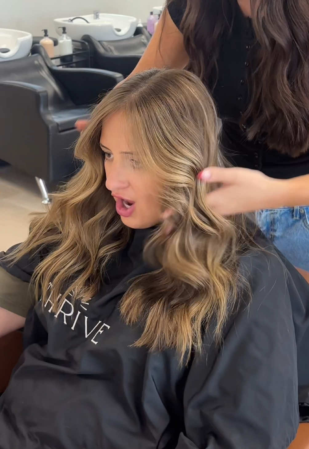 we wanted her hair to look kissed by the sun with some shimmery teasylights ☀️ #hair #bronde #sunkissedhair #utahhairstylist #goldenbronde @Brynnmariehair @Thrive Salon @framar @Schwarzkopf Professional @Redken 