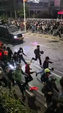 KASIHAN OJOLNYA 😭 #mobilbrimob #brimob #demo #ojol #polisi 