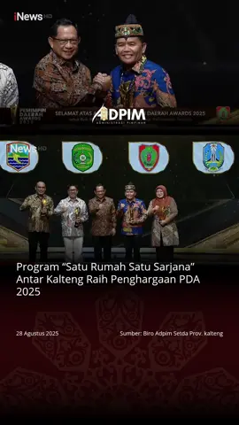 JAKARTA – Gubernur Kalimantan Tengah, Agustiar Sabran, menerima penghargaan bergengsi pada ajang Pemimpin Daerah Award (PDA) 2025 yang digelar iNews TV di Jakarta Concert Hall, iNews Tower, Kamis malam (28/8/2025). Provinsi Kalimantan Tengah dianugerahi penghargaan kategori Inovasi di Bidang Pendidikan berkat program unggulan “Satu Rumah Satu Sarjana”. Tahun ini, PDA 2025 mengangkat tema “Percepatan Pembangunan Daerah untuk Peningkatan Ekonomi Nasional”. Penghargaan diberikan kepada kepala daerah tingkat provinsi, kabupaten, dan kota yang dinilai berhasil menghadirkan inovasi pembangunan. Seluruh kandidat melalui proses penjurian ketat oleh dewan juri, yakni Kepala Bappisus Aris Marsudiyanto, Guru Besar Universitas Trisakti Prof. Trubus Rahadiansyah, serta Pemimpin Redaksi iNews, Aiman Wicaksono. Acara penghargaan turut dihadiri Menteri Dalam Negeri Tito Karnavian, Menteri Koordinator Bidang Pembangunan Manusia dan Kebudayaan Pratikno, dan CEO iNews Media Grup Angela Tanoesoedibjo. Dalam sambutannya, Menteri Dalam Negeri Tito Karnavian menegaskan bahwa otonomi daerah menjadi ruang bagi lahirnya beragam inovasi. “Otonomi daerah membuka peluang bagi kepala daerah untuk menghadirkan program-program inovatif. Namun kewenangan itu harus dipastikan digunakan sepenuhnya untuk kepentingan rakyat. Acara malam ini adalah bentuk reward dari pihak non-pemerintah, yakni iNews, untuk mendorong kepala daerah terus berinovasi demi kesejahteraan masyarakat,” ujar Tito. Gubernur Kalimantan Tengah Agustiar Sabran dalam wawancaranya menyampaikan bahwa penghargaan ini merupakan wujud nyata dari komitmen pemerintah daerah dalam meningkatkan kualitas sumber daya manusia. “Program Satu Rumah Satu Sarjana adalah implementasi visi dan misi kami di bidang pendidikan. Pendidikan adalah investasi jangka panjang untuk mengentaskan kemiskinan dan membangun masa depan Kalimantan Tengah yang lebih baik,” ungkap Agustiar. Sementara itu, Plt. Sekretaris Daerah Kalimantan Tengah yang turut mendampingi Gubernur menambahkan, penghargaan tersebut diharapkan semakin memacu upaya peningkatan kualitas SDM. “Dengan SDM yang unggul, kita dapat mengelola sumber daya alam Kalimantan Tengah yang melimpah demi masa depan yang lebih sejahtera,” ujarnya. Pemimpin Daerah Award 2025 bukan hanya ajang penghargaan, tetapi juga bentuk apresiasi atas dedikasi kepala daerah yang menghadirkan terobosan pembangunan di wilayah masing-masing.(Ana/Ing/Ist)