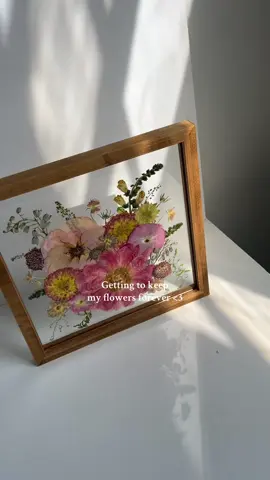 Knowing you have a way to preserve your wedding flowers 🥹😍 #flowerpreservation #flowersofthepress #pressedflowers #pressedweddingbouquet 