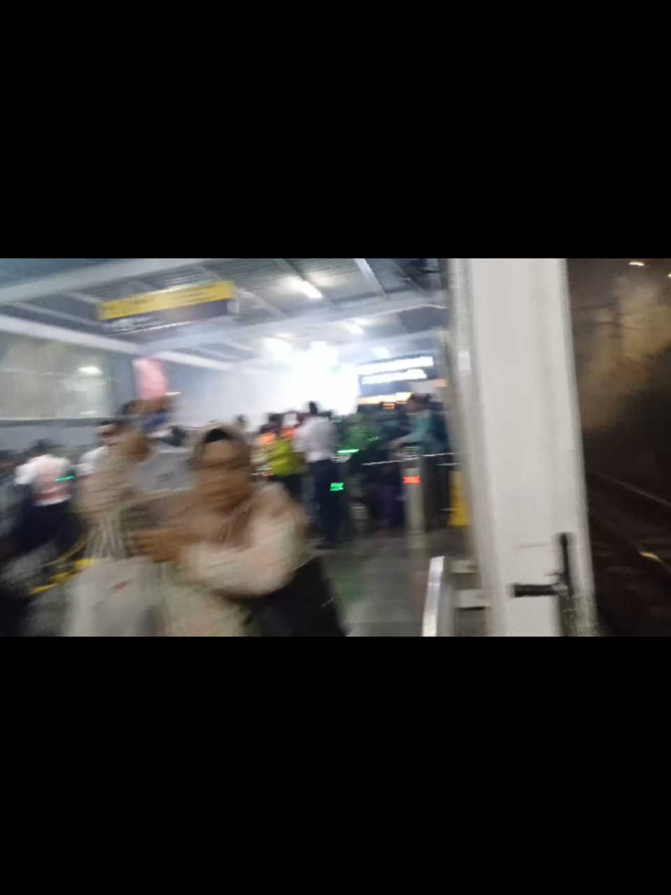 Chaos!!!! Suasana Stasiun Karet 28 Agustus 2025 malam. Tetap waspada roker, jaga diri suapaya selamat sampai rumah. Hindari kerumunan masa & segera cari alternatif. stay safe!ĺ transportasi. #demo #28agustus2025 #stasiunkaret #chaos #staysafe 