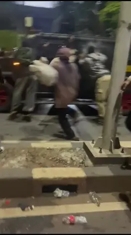 usai tabrak ojol . mobil brimob kabur dan dikejar masa