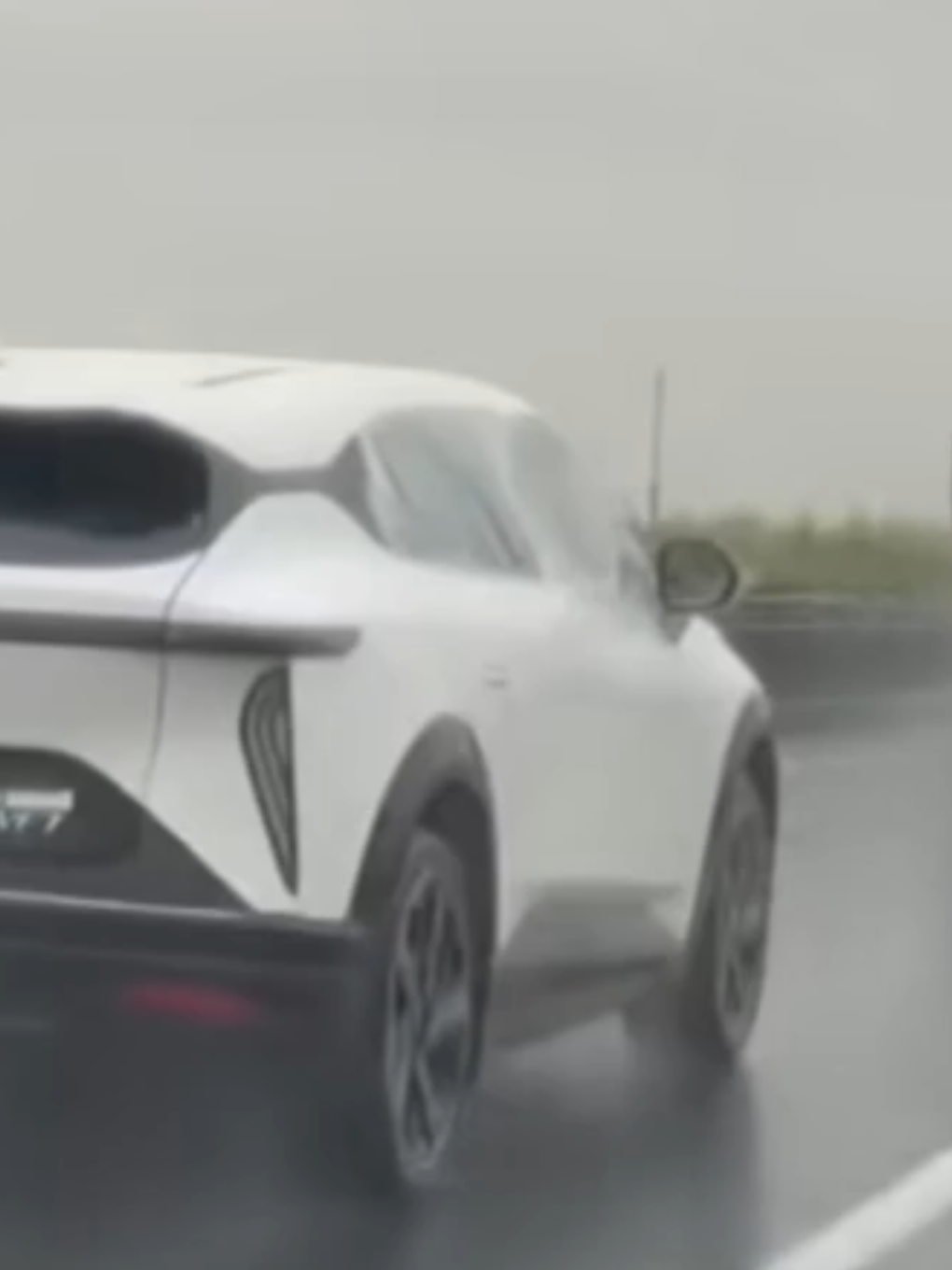 Video lấy từ trên mạng. Xe VF7 không lên được kính gặp trời mưa và pha che bằng nilon huyền thoại. Mình đã từng thấy 1 con VF8 cũng bị trường hợp này. P/s: mình rất yêu quý Vinfast và mong họ phát triển. Tuy nhiên lỗi là lỗi, Vinfast phải hoàn thiện hơn nữa để không phụ lòng khách hàng.  #saugiolam #vinfast #vf7 