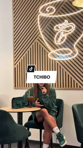 hirdetés I Számomra ha kávé, akkor: Tchibo☕️ Életem első saját kávéfőzője is a Tchibo-tól volt, azóta is hűséges fogyasztója vagyok a kávéjuknak, pláne amikor extra energiára van szükségem az edzések előtt…💪🏾 Nemrég megnyitott a legújabb @tchibomagyarorszag kávézó és üzlet az ETELE Plaza-ban, ami a márkához méltó módon nagyon hangulatos hely lett, látogassatok el hozzájuk ti is!🫶🏾 #tchibo #eteleplaza #tchibomagyarorszag #coffee 