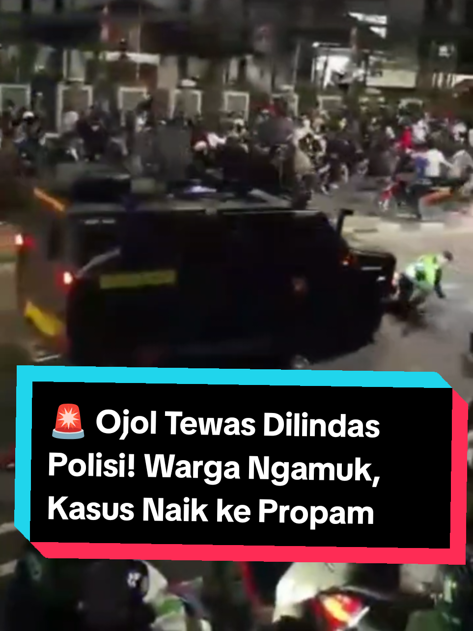 😱 Ojol Tewas Dilindas Polisi! Malam ini publik digegerkan dengan kabar memilukan. Seorang driver ojol menjadi korban usai terlindas mobil polisi 🚨. Peristiwa ini langsung memicu amarah warga di lokasi kejadian. 👉 Saat ini kasus sudah ditangani dan dinaikkan ke Propam Polri untuk proses penyelidikan lebih lanjut. Warganet pun ramai menuntut keadilan atas insiden ini ⚡ Menurut kamu, harusnya polisi gimana? 🤔 #BeritaTerkini #Ojol #Polisi #BreakingNews #Viral 