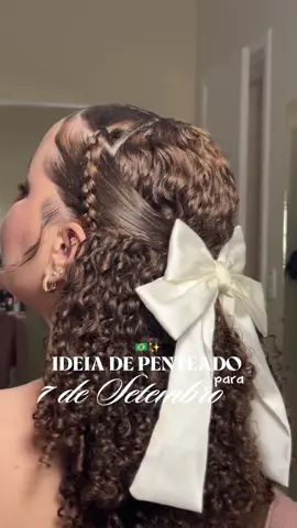 PENTEADO - 7 DE SETEMBRO 🇧🇷⭐️🤍 esse aqui muita gente pediu, quem aí vai desfilar? 👩🏼‍🦱💐 espero que tenham gostado, amigas! #penteado #setedesetembro #desfile #penteadosparacabeloscacheados #fyp 