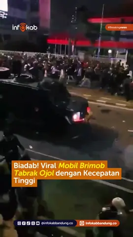 Sebuah rekaman viral menunjukan mobil Brimob menabrak seorang pengemudi ojek online dengan kecepatan tinggi saat pengamanan demonstrasi di sekitar gedung DPR RI, Kamis (28/8) malam. Terlihat dalam video, mobil Brimob tersebut langsung pergi usai menabrak ojol tersebut. Berdasarkan informasi yang beredar, ojol tersebut meninggal dunia di RS Pelni.  #infokabupatenbandung #infokabbandung #kabupatenbandung #bandung #brimob