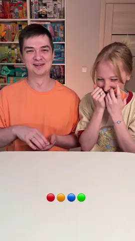 Мы даже не стали подсчитывать победные очки😂 Кто первым хлопнет по карте при совпадении цвета и карты, тот победил. #челлендж #игра #boardgame  #challenge #game 