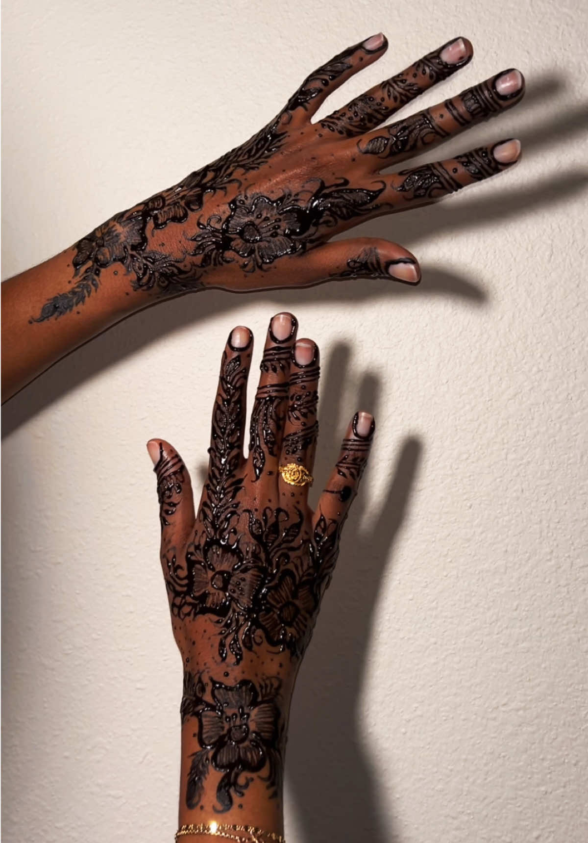 feels great having an upcoming henna artist at home 😭😜 #fypシ #henna #xyzabc 