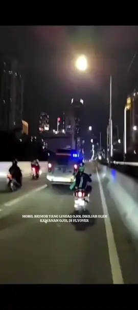 Ini mobil brimob yang lindes ojol. kabur dan dikejar oleh ojol sampai ke flyover#ojoltiktok #demo #dpr #dprri 