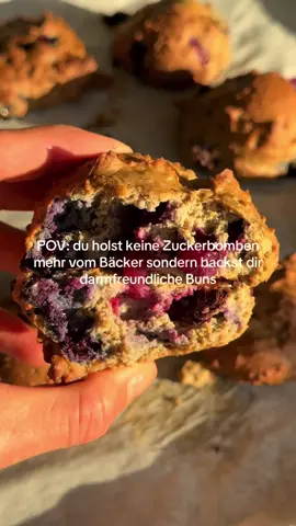 POV: du holst keine Zuckerbomben mehr vom Bäcker sondern backst dir darmfreundliche Buns. Innen fluffig, außen saftig mit Hafer, Blaubeeren und dunkler Schokolade. Proteinreich, ballaststoffreich & ohne Zucker perfekt für Haut, Darm und Seele. 