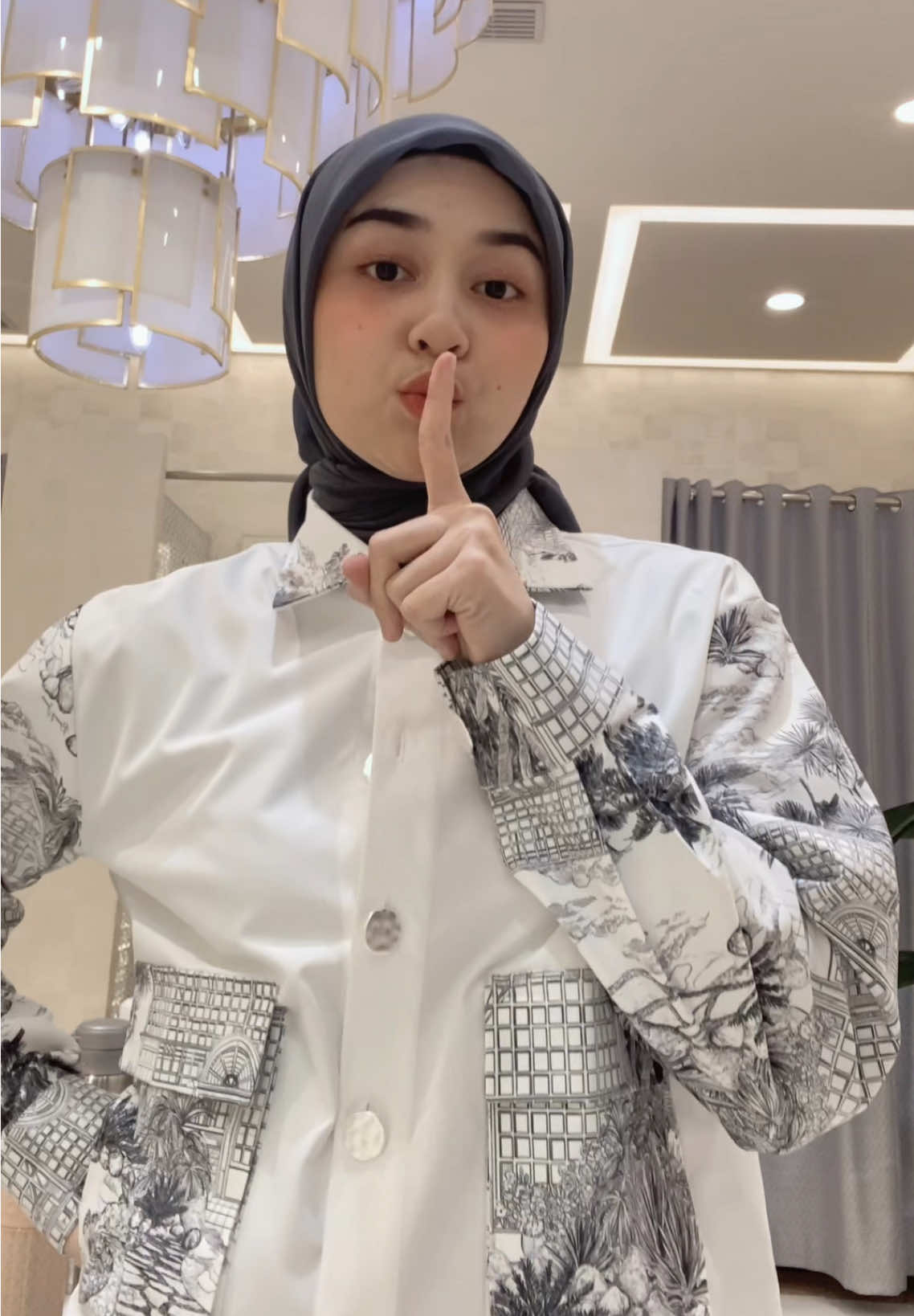 Kerudungnya berantakan