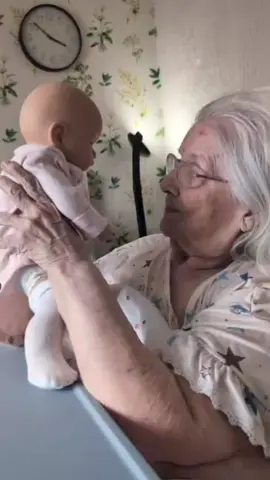 PAMS HAD THE BABY!! good spirits today with her baby girl 🥰 #fyp #foryoupage #dementiacaregiver #dementiaawareness #dementianan 