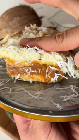 Bolo gelado na lata😍 Massa:  4 ovos  1 e 1/2 xícara de açúcar  1 colher de chá de baunilha  1/2 xícara de óleo  1 xícara de leite  2 xícaras de farinha de trigo  1 colher de sopa de fermento em pó  Modo de preparo no vídeo. Unte uma assadeira retangular ( ou redonda do tamanho da lata) e despeje a massa, asse em forno pré-aquecido à 180 graus por 50 minutos, espere esfriar. Corte no formato da lata, depois corte a massa ao meio.  O que sobrar de massa você pode molhar na calda de coco e salpicar coco em cima.  Calda:  2 xícaras de leite  150 gramas de chocolate branco derretido  200 mls de leite de coco  Misture tudo muito bem. Umedeça bem a massa, recheie com 400 gramas de doce de leite, mais massa, molhe….  Finalize com coco fresco ralado ( 60 gramas) e leve pra geladeira por umas 6 horas!  Aproveite, fica surreal demaaaais!🥵  
