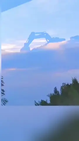 PRIA INI MEREKAM DARI DALAM MOBIL ADANYA AKTIVITAS ANEH DI AWAN,  Hal ini bisa menimbulkan awan longsor atau  banjir bandang di langit 😜