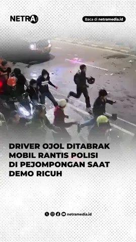 Seorang pengemudi ojek online (ojol) tewas tragis setelah terlindas kendaraan taktis polisi di Pejompongan, Jakarta Pusat, Kamis (28/8/2025). Peristiwa ini terjadi di tengah upaya aparat membubarkan massa aksi unjuk rasa di sekitar Gedung DPR RI. Dalam rekaman video yang beredar, korban yang mengenakan jaket Gojek terlihat terjatuh setelah ditabrak rantis, dan kemudian masuk ke kolong mobil. Massa yang menyaksikan kejadian langsung berusaha menghentikan kendaraan tersebut, namun korban dipastikan meninggal di tempat. Selain korban jiwa, lima orang lainnya juga terluka. #ojol #demodpr #unjukrasa #kemanusiaan #ojolviral 