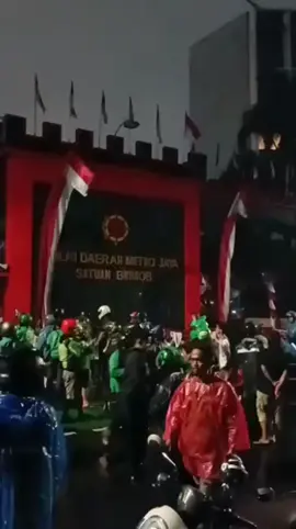 Pukul 22.15 malam, Kamis (28/8) sekumpulan pengemudi ojek online bersolidaritas bersama atas terjatuhnya korban akibat represifitas POLRI. Para pengemudi Ojek Online ini berkumpul di depan Mako Brimob Kwitang, Jakarta Pusat untuk menuntut ditangkap dan diadilinya pengemudi mobil Brimob yang telah melukai dan membunuh 2 orang massa aksi yang berprofesi sebagai pengemudi ojek online. 1 massa aksi telah dilarikan ke RS Pelni dan tengah melakukan perawatan intensif atas luka berat yang dialaminya, sementara 1 massa aksi lainnya wafat meninggal dunia. Kedua korban dilaporkan ditabrak dan terlindes oleh mobil brimob. Bebaskan Kawan Kami Tanpa Syarat Sekarang Juga! Potong Anggaran dan Lucuti POLRI serta Alat Represi Rezim Prabowo-Gibran! Tangkap, Adili dan Penjarakan Aparat Pelanggaran HAM! Rakyat Dicekik Pajak!  Hak Istimewa Elit Politik Melangit! Ganyang Para Elit Politik! Tuntaskan Revolusi Demokratis! Menangkan Sosialisme! #ResistanceJabodetabek