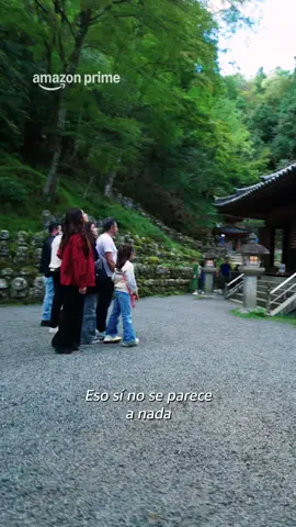 ¿Que si aprendimos japonés? Lo suficiente para pedir un sake. 😏 Una nueva aventura está por llegar. #DeViajeConlosDerbez ahora en Japón 🇯🇵 26 de septiembre por #AmazonPrime