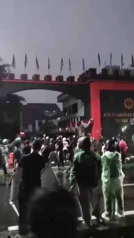 Rekannya tertabrak Rantis Brimob Sejumlah driver ojol mendatangi mako Brimob kwitang senen jakarta pusat pada kamis malam 28/8/2025 Pihak kepolisian dari brimob kwitang berjanji akan bertanggung jawab terhadap korban meninggal, dan akan melakukan proses hukuman terhadap supir penabrak driver ojol ketika aksi unjuk rasa. #brimob  #demobrimob #brimobkwitang #ojol 